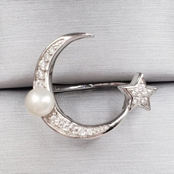 White Diamond Simulants & Pearl 925 Sterling Silver Moon & Star Ring - Picture 1 of 5